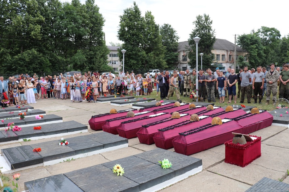 Погода в карманово смоленской. Карманово Гагаринский район мемориал. Братская могила села Карманово. Михайлович Иван Андреевич село Карманово Гагаринский район. Михайлов Иван Андреевич село Карманово Гагаринский район.